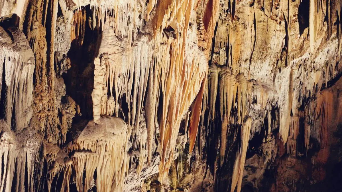 história da Caverna de Postojna na Eslovênia