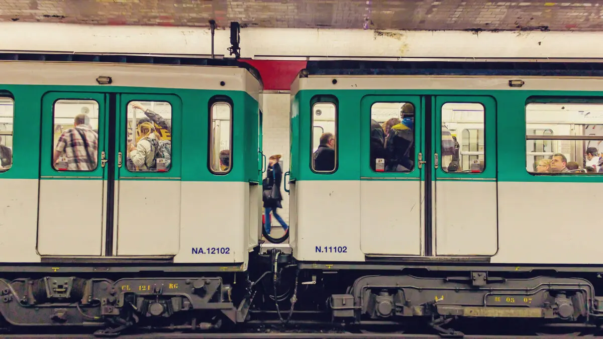 usando o metro e transporte publico de paris 11