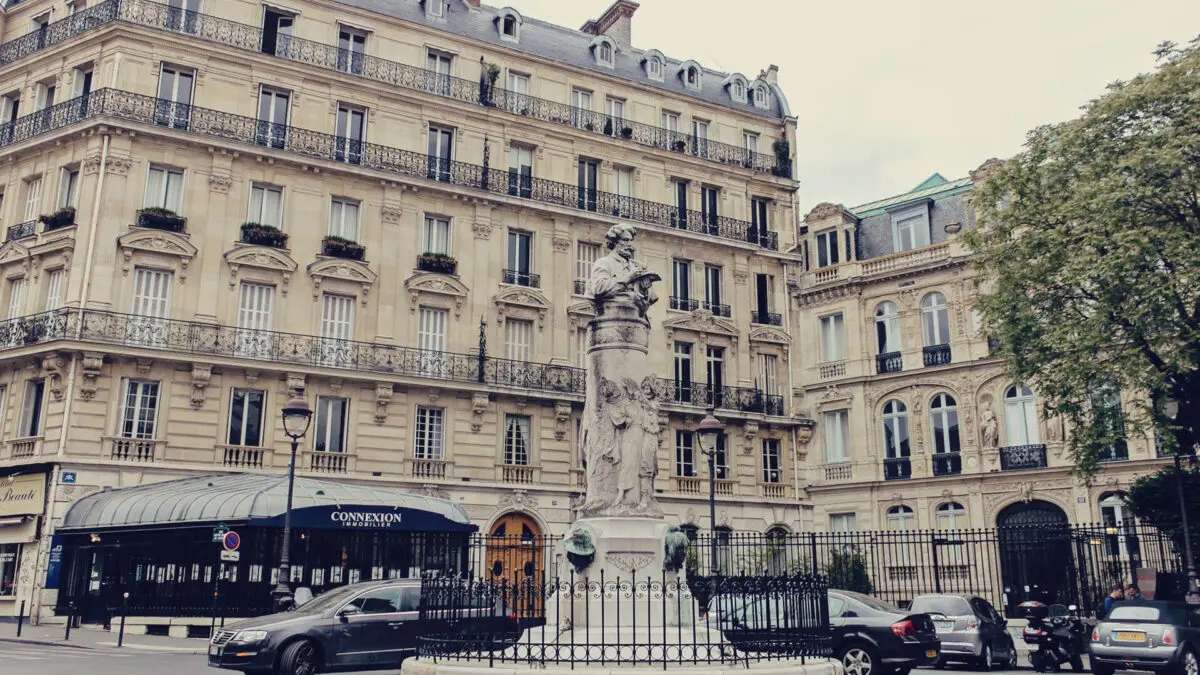 O que fazer no bairro de Montmartre em Paris estátua no ponto da Commune de Paris