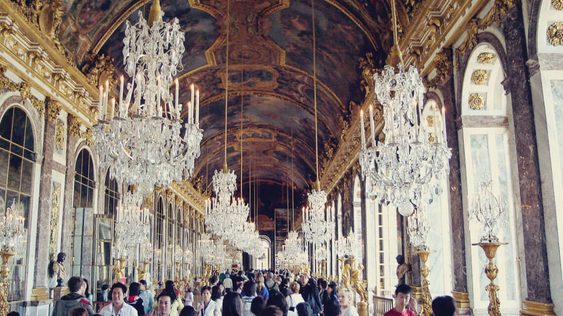 Paris visitando o palácio de Versalhes imagens da parte interna do palácio cheio de gente visitando