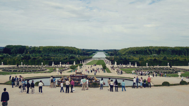 Paris visitando o palácio de Versalhes vista da entrada dos jardins