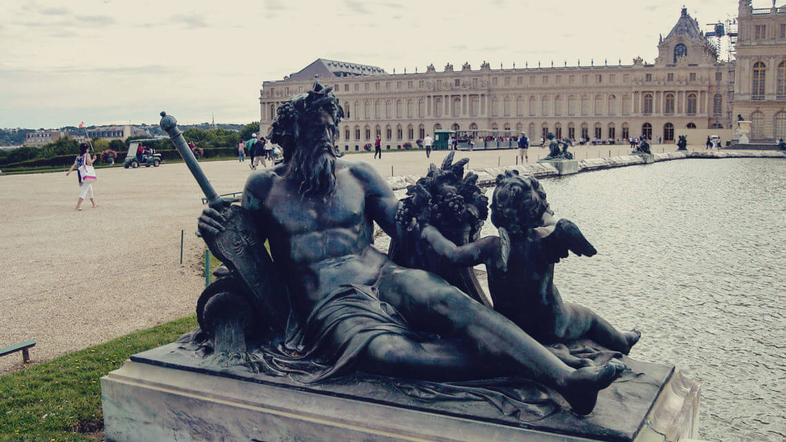 Paris visitando o palácio de Versalhes estátua do jardim