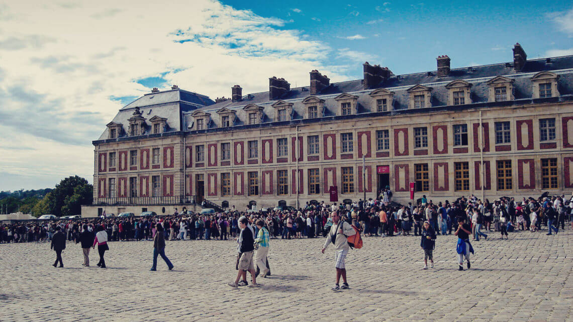 Paris visitando o palácio de Versalhes vista lateral do palácio