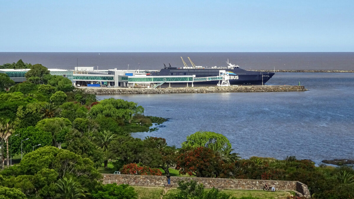 Como ir de Montevidéu para Buenos Aires: avião, carro e barco 6 Como ir de Montevudeo para Buenos aires de carro, ferry, barco, avião ou ônibus - foto Unsplash crédito nikolai-kolosov