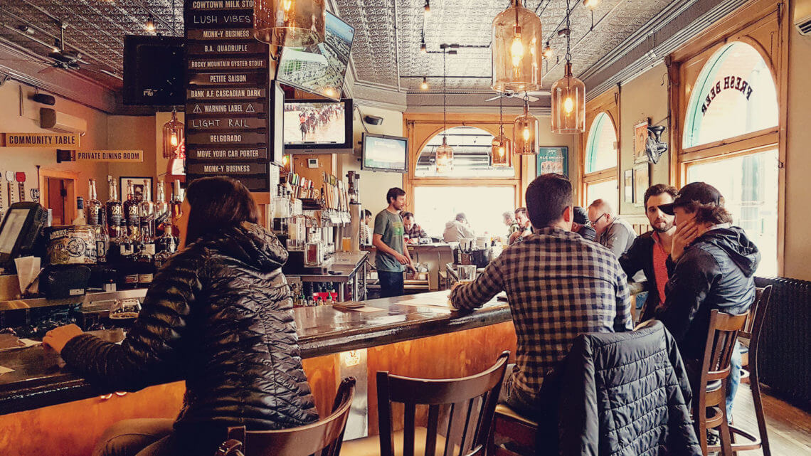 Cervejas e viagens 5 destinos para beber - imagem de bar interno em Denver