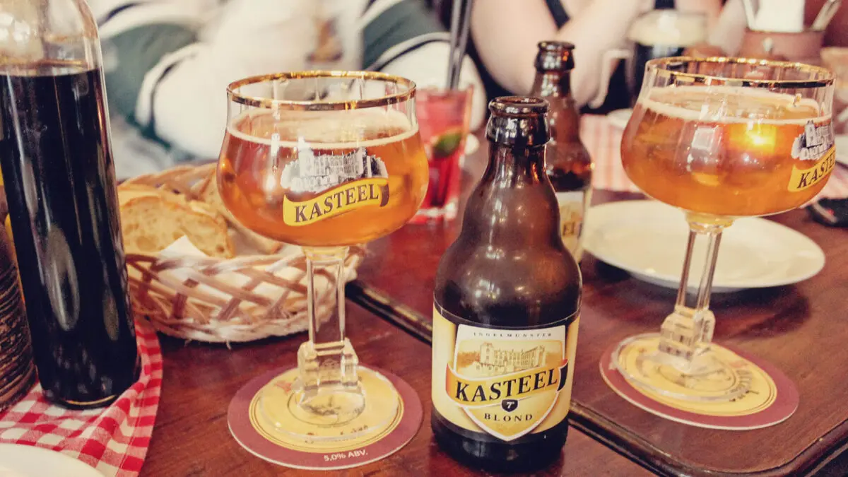 Cervejas e viagens 5 destinos para beber imagem da cerveja Kasteel