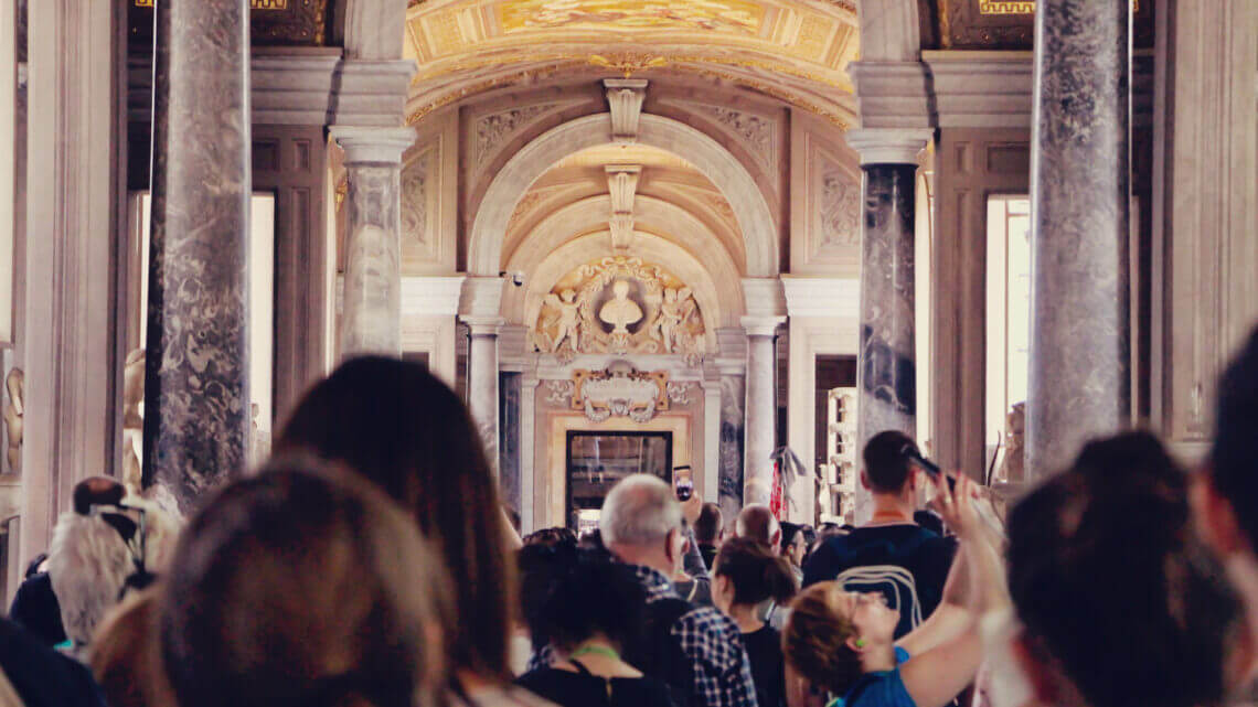 Overturismo Museu do Vaticano completamente lotado de pessoas