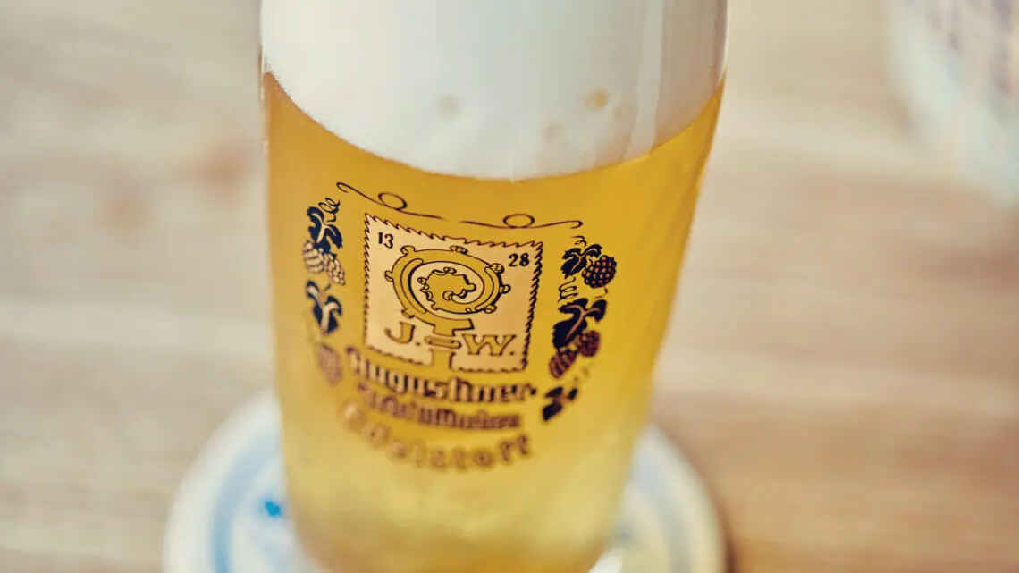 Tour de cerveja em Munique copo com a tradicional cerveja Augustiner