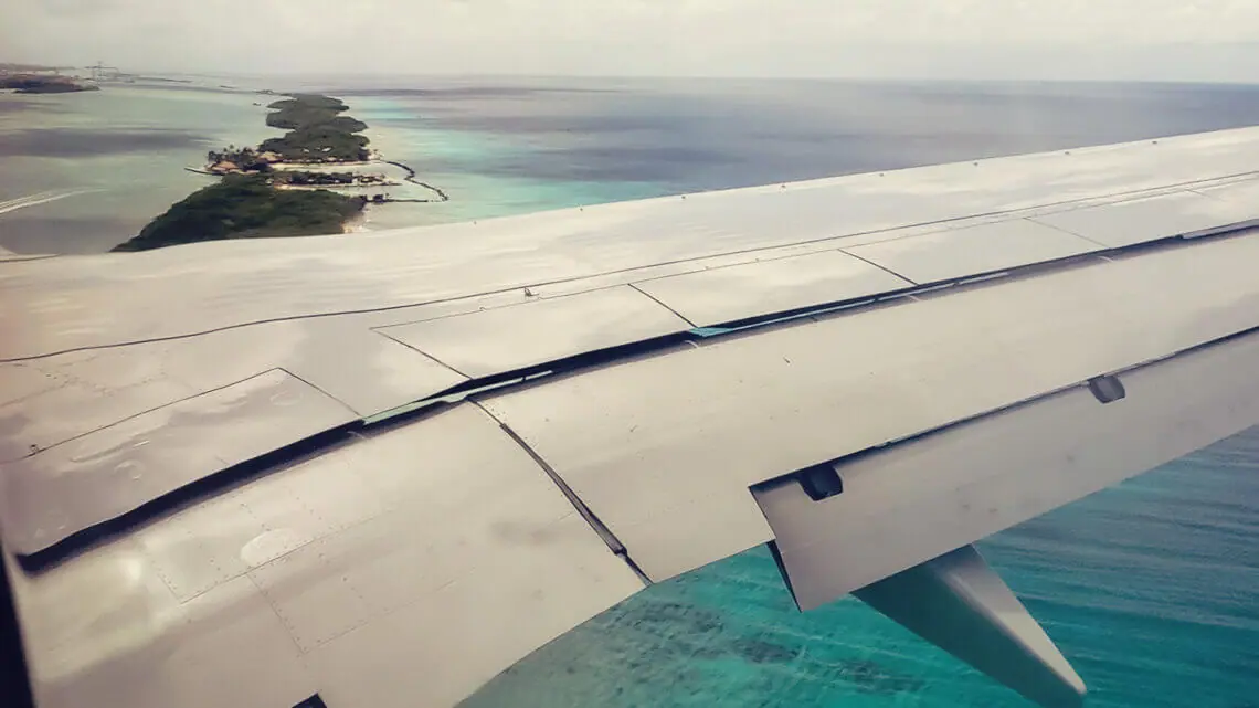 Aruba: Como Chegar - imagem de avião sobrevoando a Ilha de Aruba