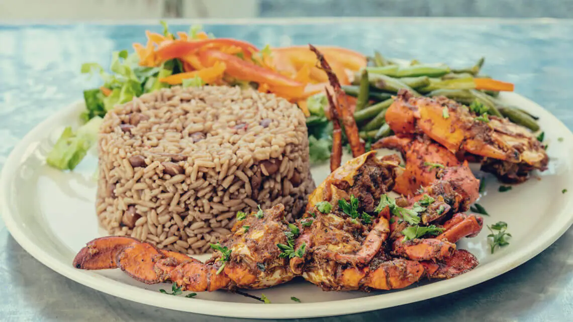 Crab and rice está entre as comidas típicas de Saint Martins mais famosas da ilha. 