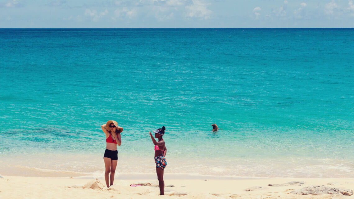 Três mulheres na praia de Saint Martim em dia ensolarado
