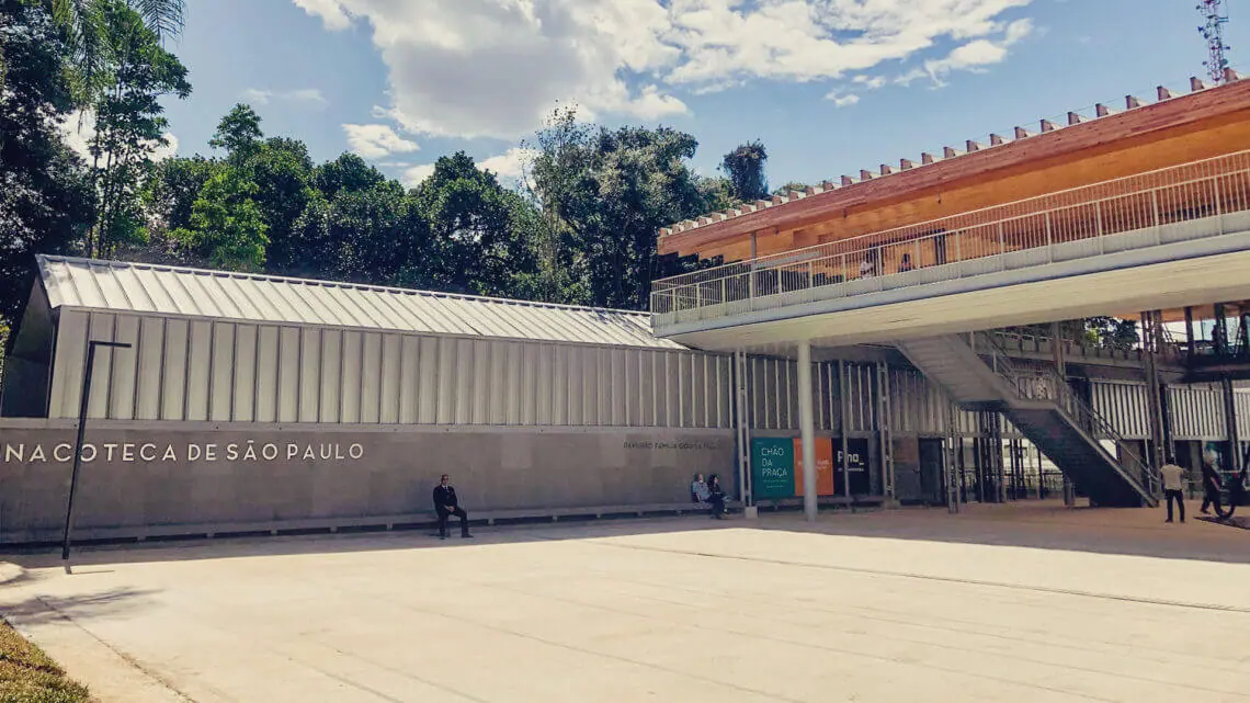 A entrada da Pinacoteca Contemporânea, pelo Parque Jardim da Luz é totalmente acessível e livre de catracas.