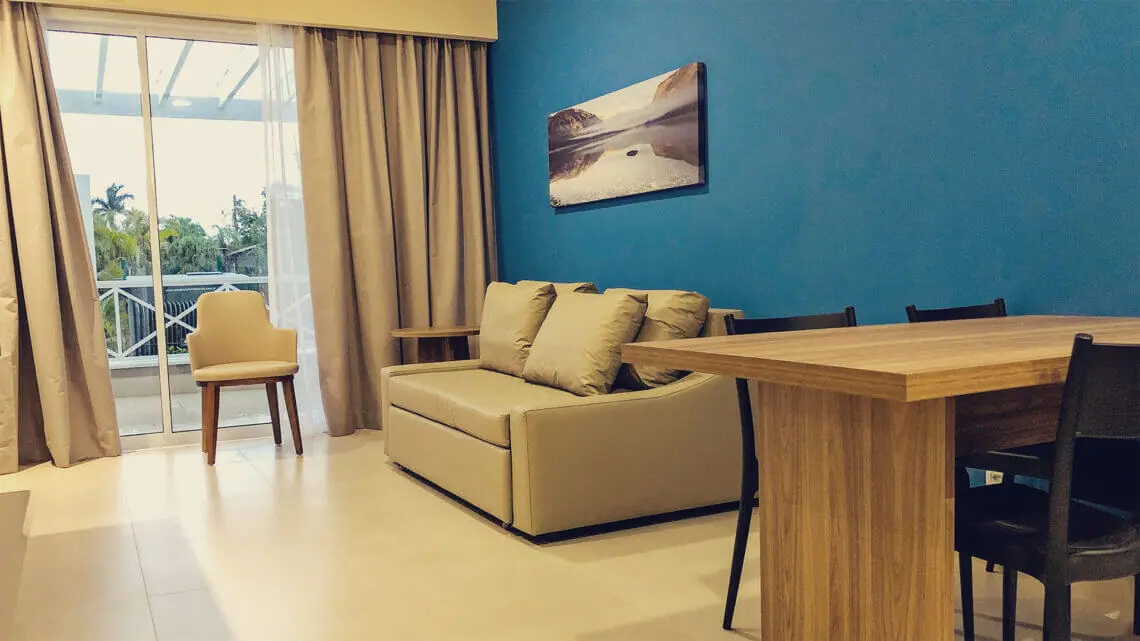 A sala do apartamento do São Pedro Thermas Resort é bem confortável e com ótima vista para o parque Thermas Water Park 
