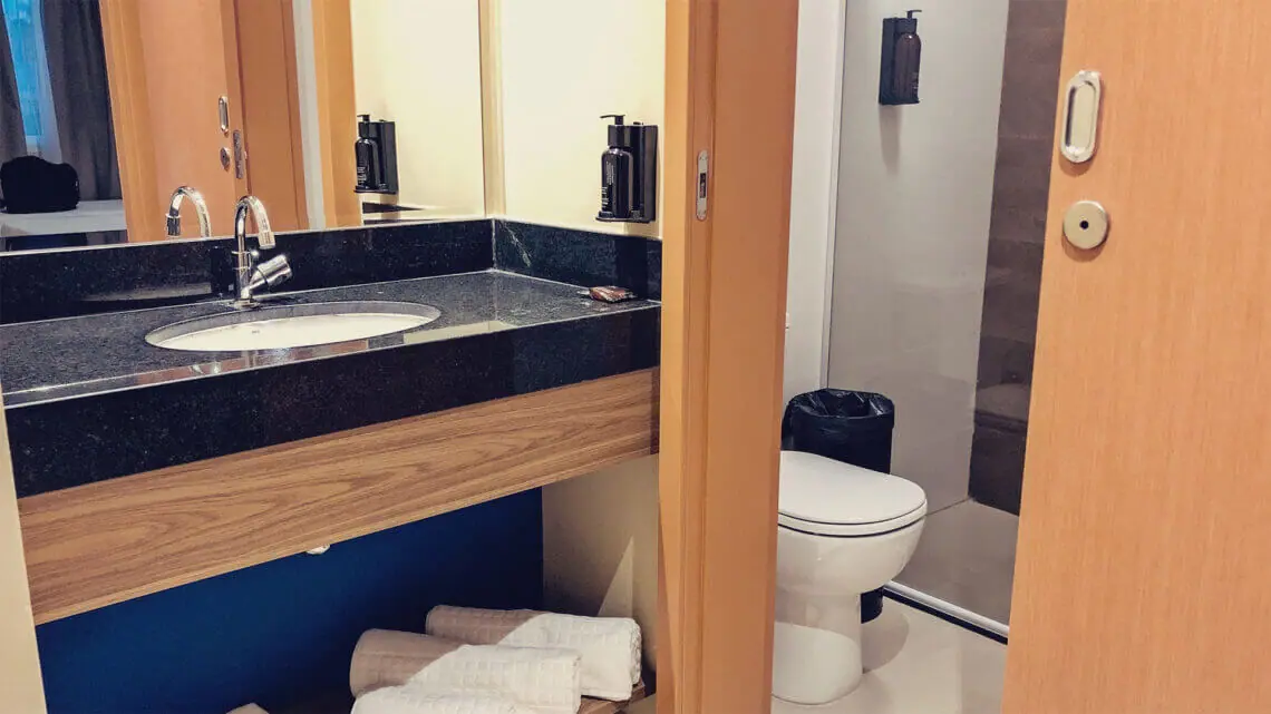 O banheiro do São Pedro Thermas Resort oferece itens para higiene
