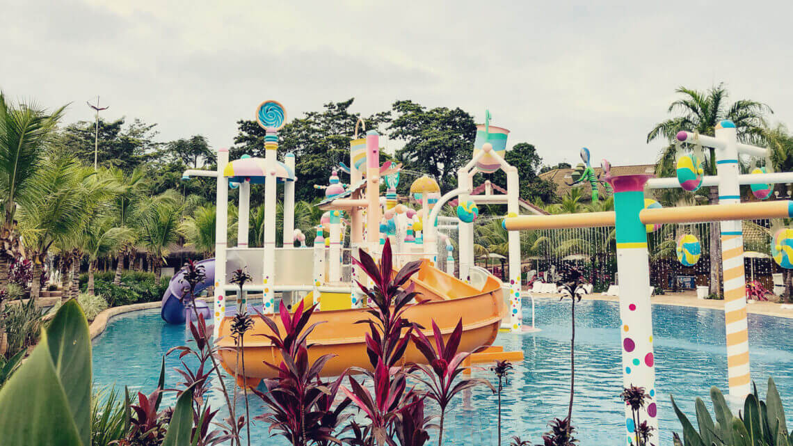 São Pedro Thermas Resort visto da piscina de infantil no Thermas Water Park