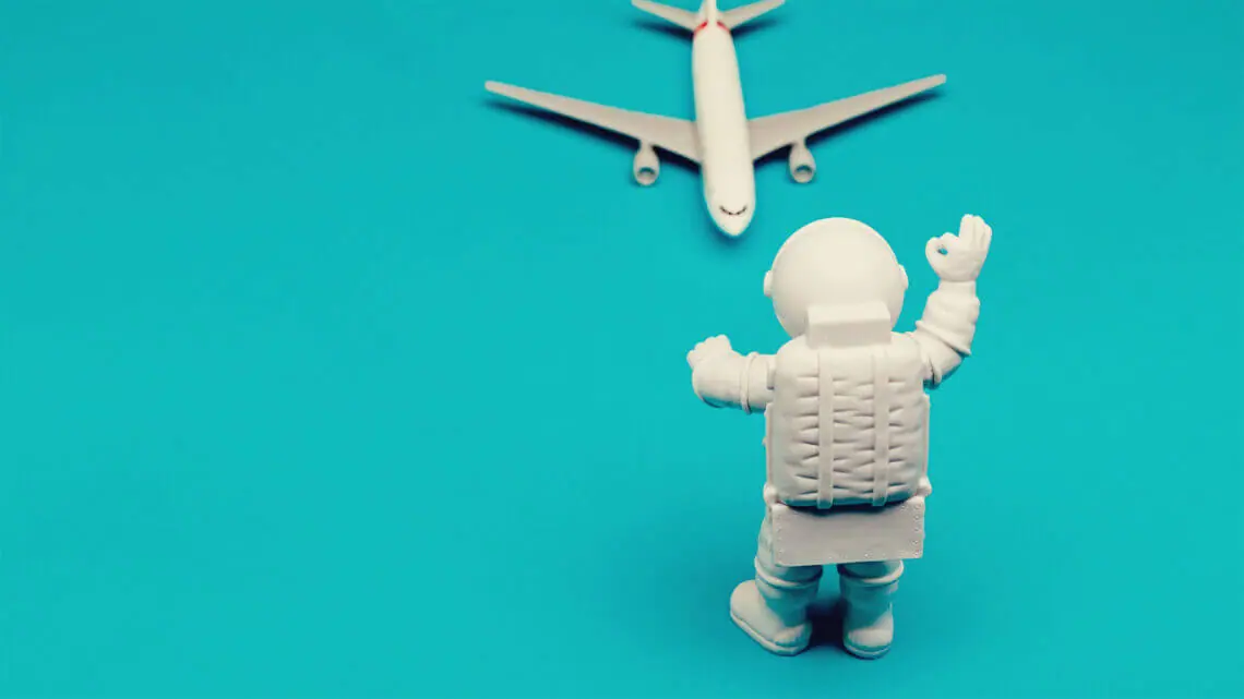 miniatura de astronauta e avião