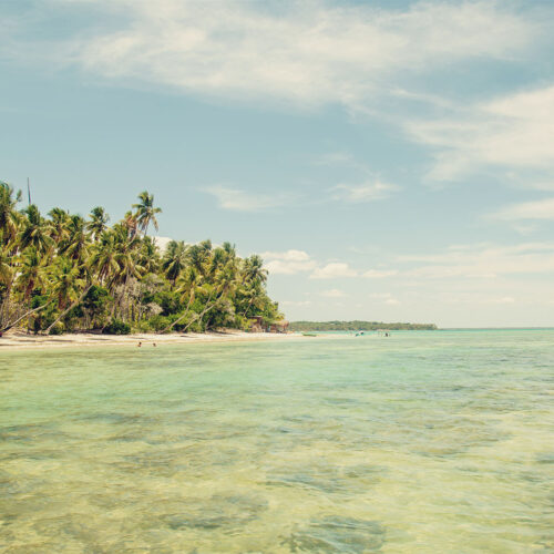 Ilha de Boipeba em uma dia ensolarado com mar cristalino em tons de verde