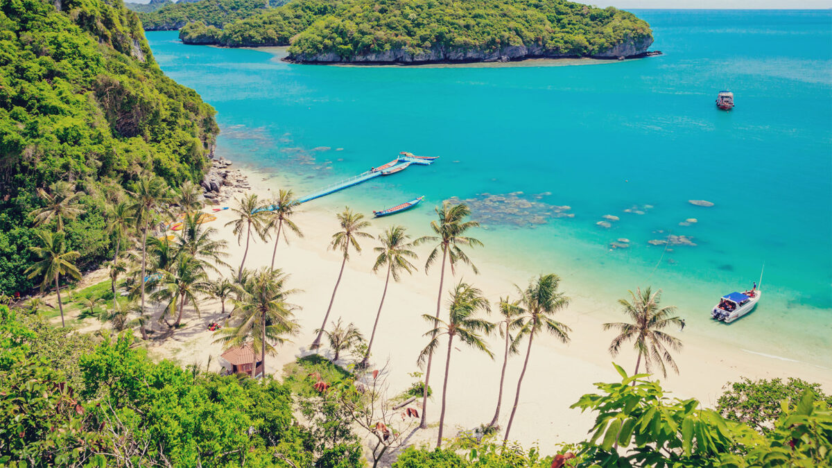 Praia ensolarada da República Dominicana com pier e um barquinho