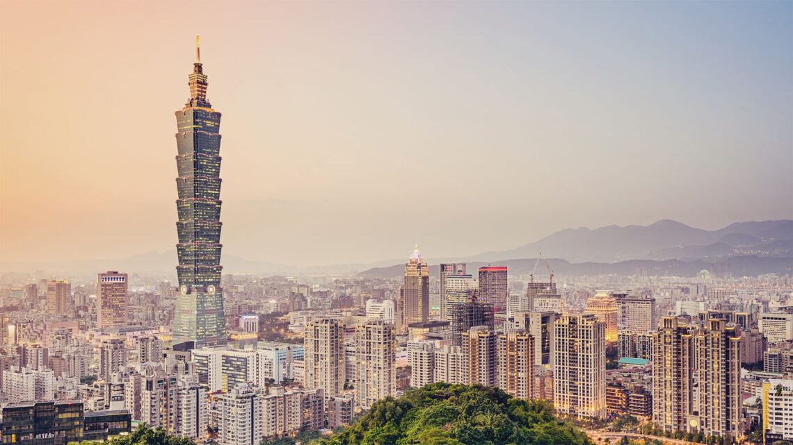 Taiwan vista de cima com as luzes dos prédios acesas ao entardecer