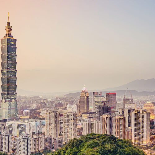 Taiwan vista de cima com as luzes dos prédios acesas ao entardecer