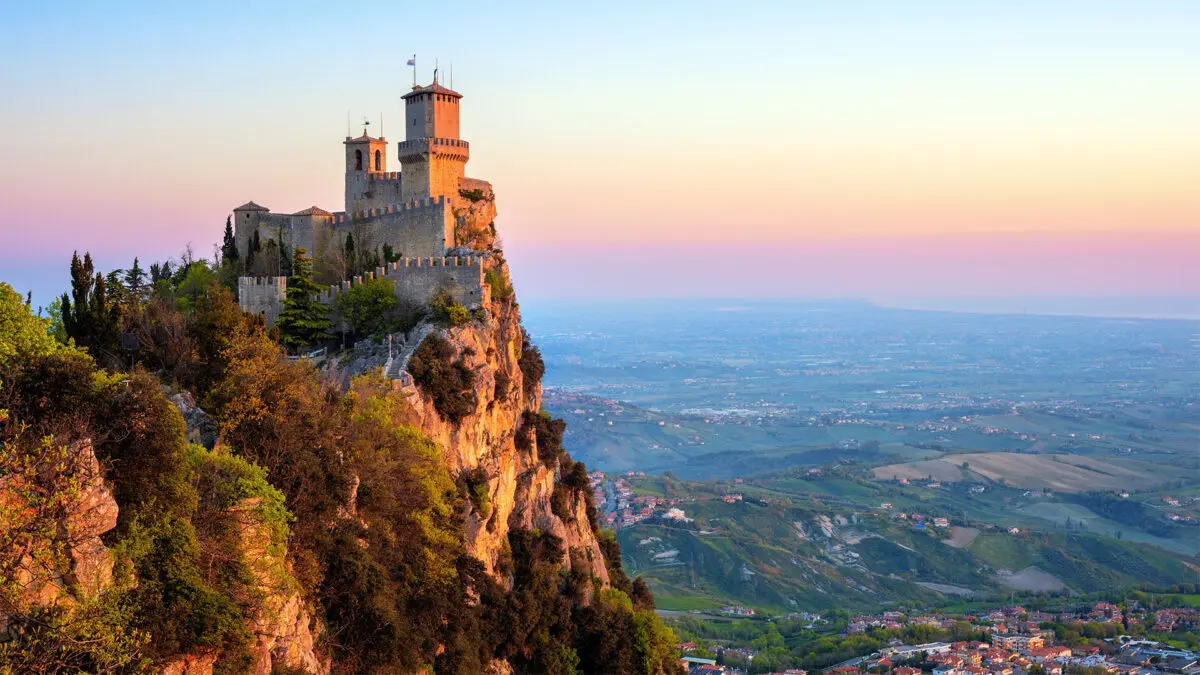 Os torres do monte Monte Titano em San Marino