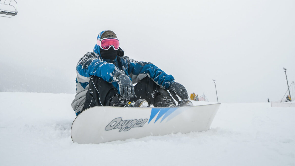 Esquiador sentado na neve