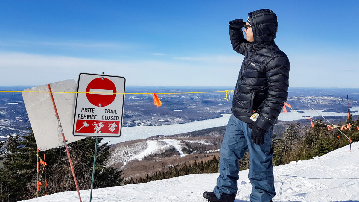 Fred com roupa de inverno observando a neve em Mont Tremblant