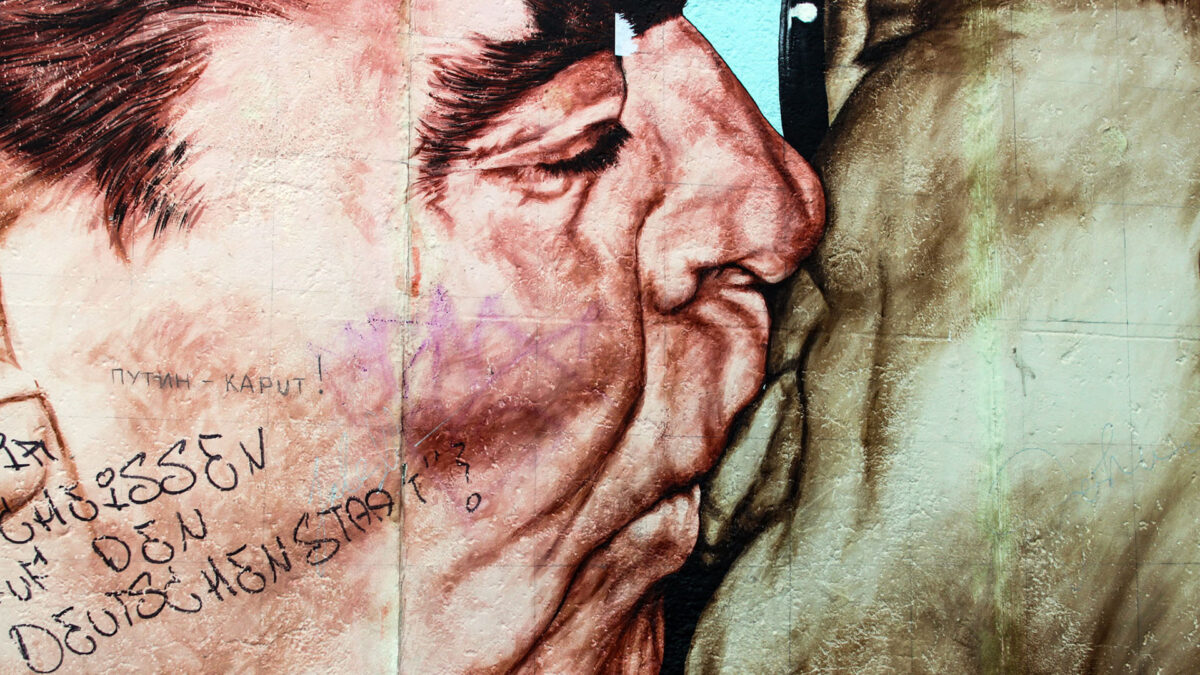 Grafite de dois homens se beijando, mais uma obra bem famosa no mundo inteiro