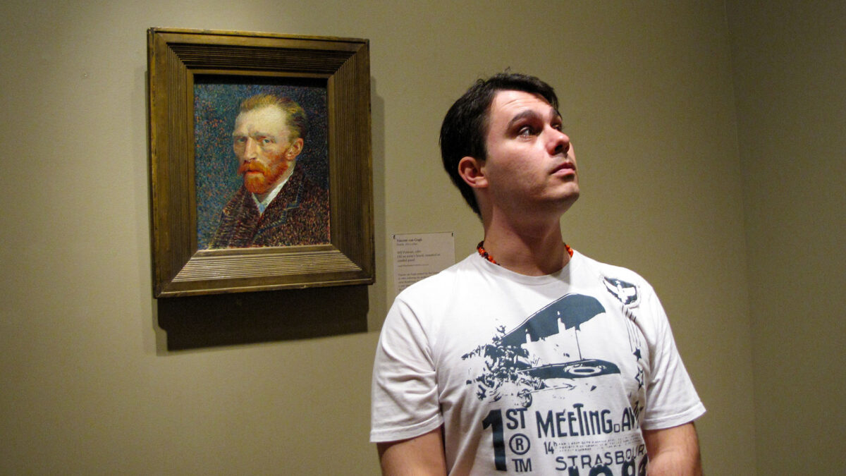 Fred posando em frente ao autoretrato de Van Gogh