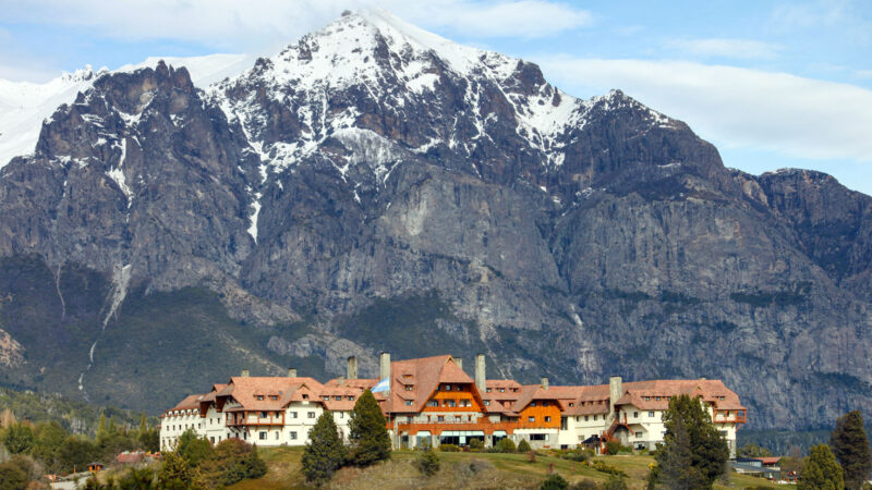 Montanha com neve no topo em Bariloche