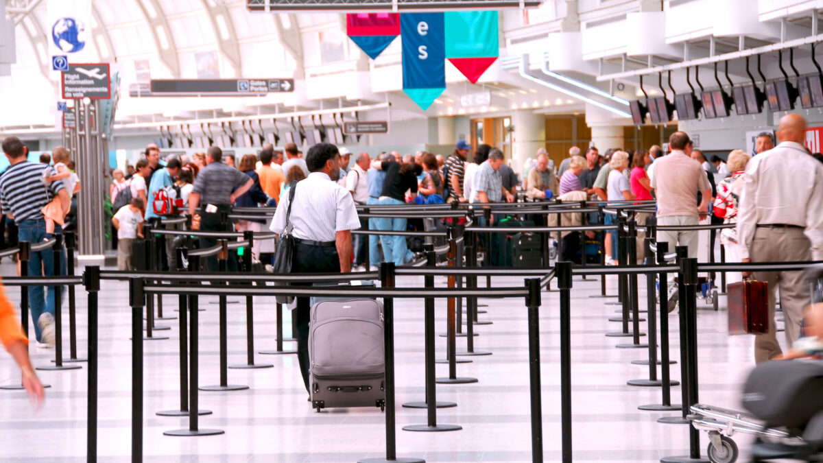 Filha de despache de malas no aeroporto