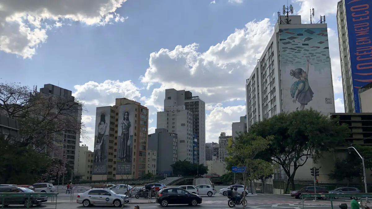 Rua consolação com prédios graffitados ao fundo em dia ensolarado. Um dos passeios mais legais para fazer no centro histórico de São Paulo