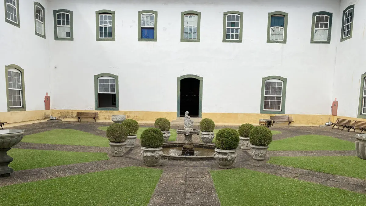 jardim interno do museu de arte sacra com sua fonte