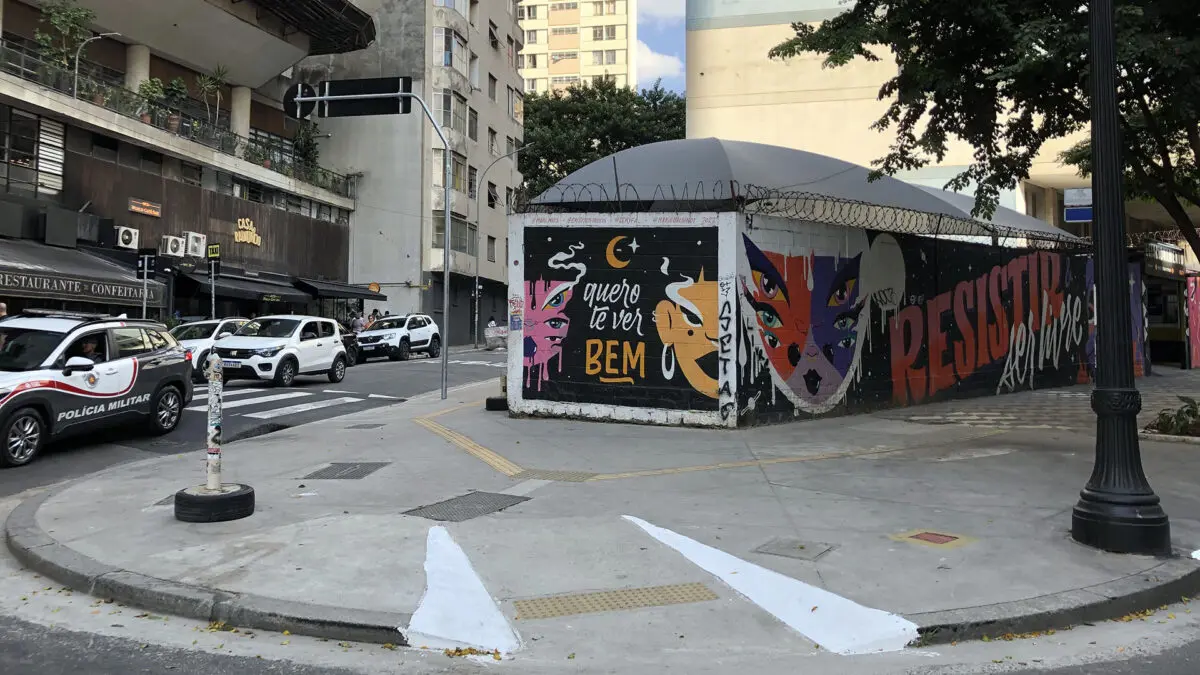 grafite em um muro com a frase "quero te ver bem"