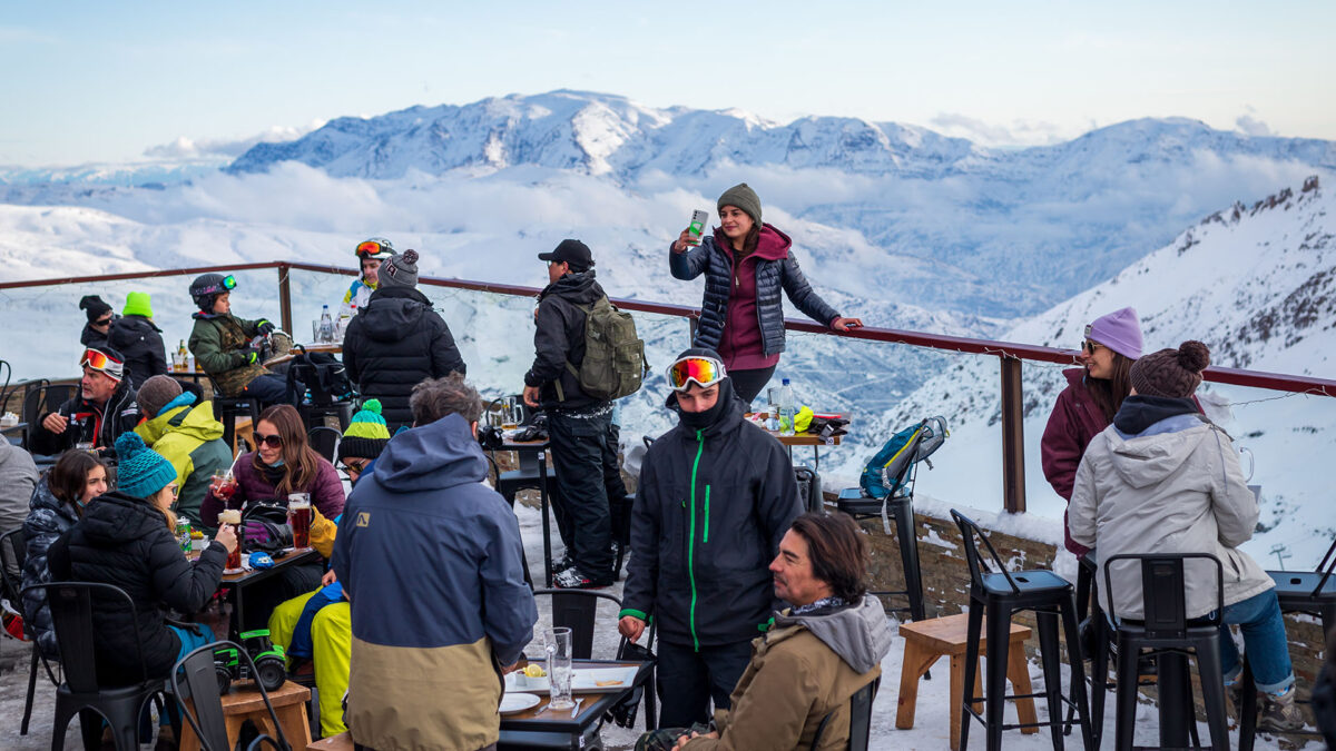 visitantes fazendo uma pausa em um dos decks dos restaurantes no Valle do Nevado