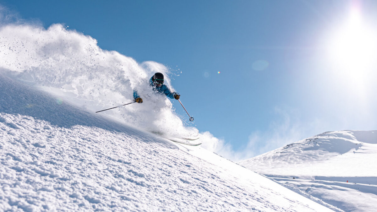 Esquiador praticando em uma montanha cheia de neve