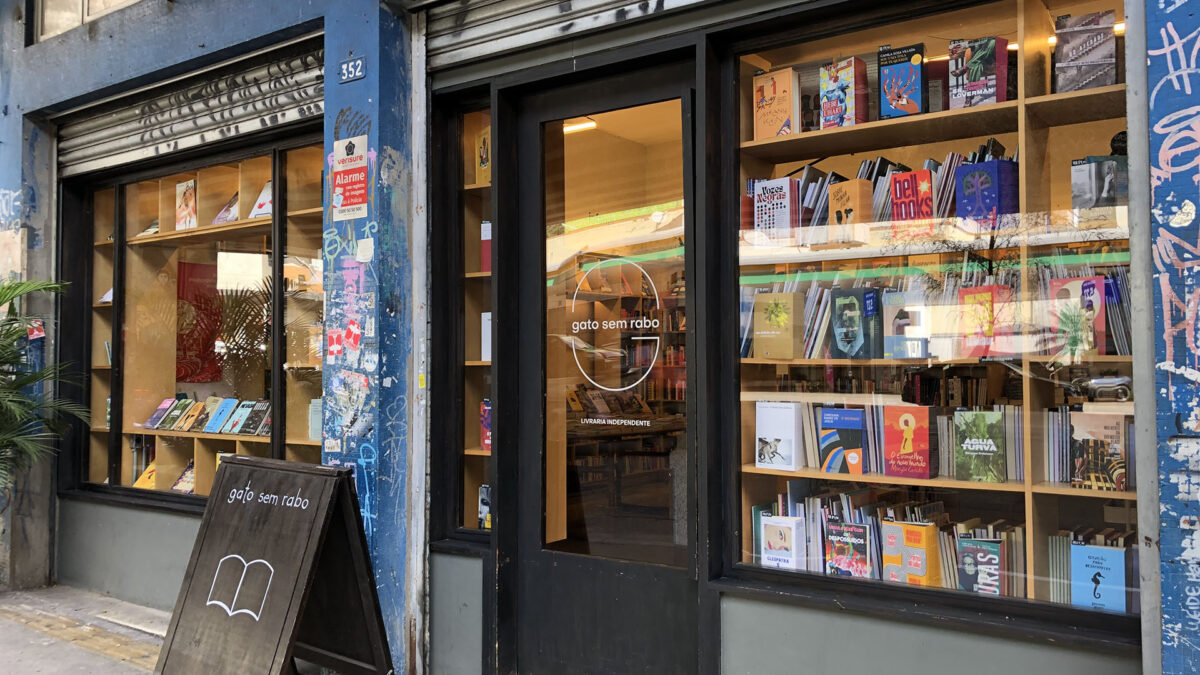 Fachada da livraria Gato sem rabo com alguns livros expostos na vitrine