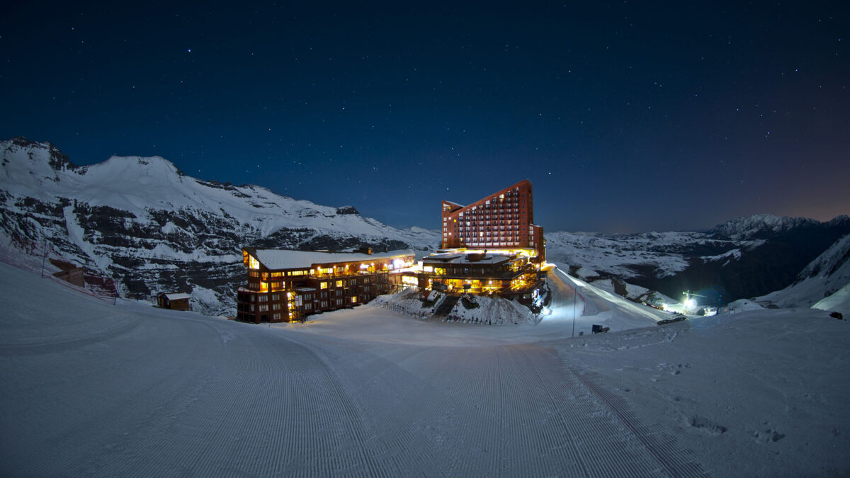 Fachada do Hotel Valle Nevado durante à noite