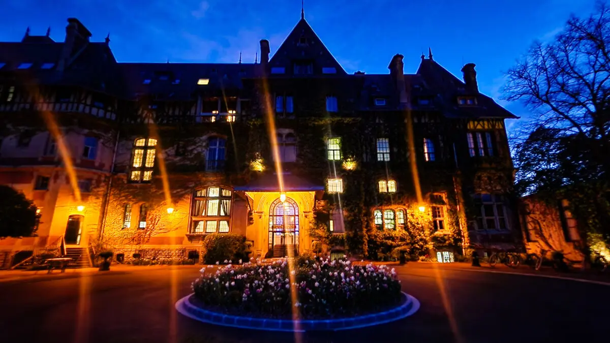 Château de Montvillargenne: fachada do hotel a noite