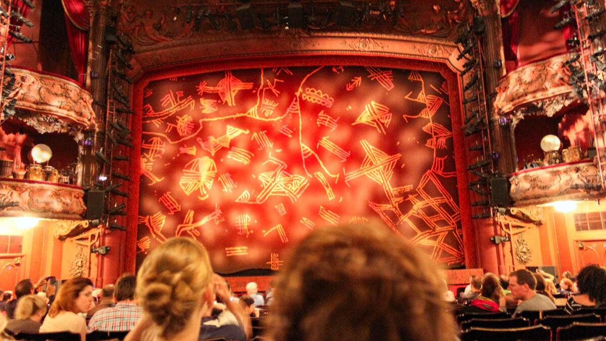 Musical em Londres: como aproveitar os teatros de West End - pronto para começar a apresentação do Rei Leão