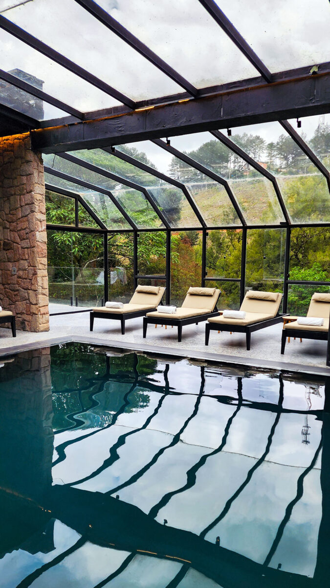 Onde ficar em Campos do Jordão: Ort Hotel, charme e muita personalidade 11 Onde ficar em Campos? ORT Hotel em Campos do Jordão, um dos melhores hotéis do Brasil - piscina coberta