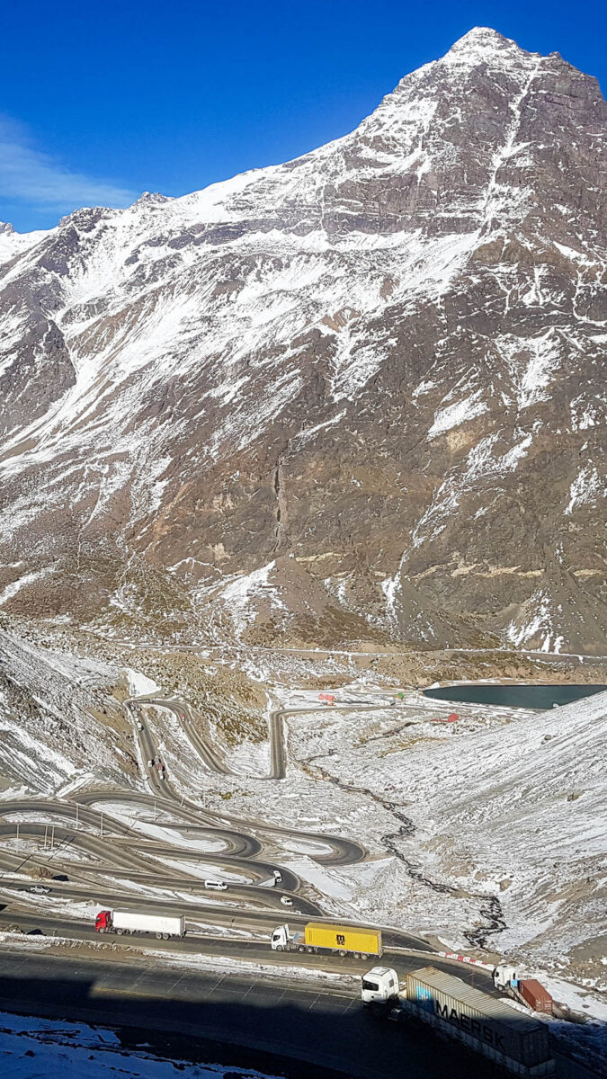 Portillo 2026: guia da estação de esqui mais antiga da América do Sul 18 Curvas - estrada internacional que liga o Chile até Mendoza passando por Portillo