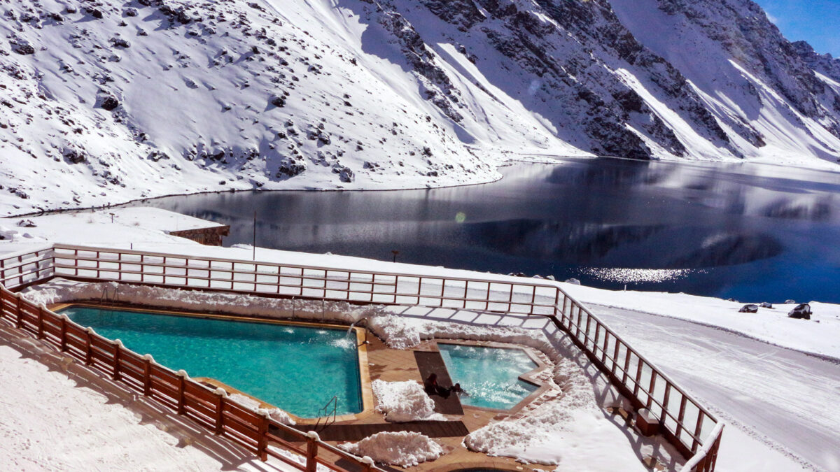 Portillo 2026: guia da estação de esqui mais antiga da América do Sul 23 • Piscina aquecida ao ar livre do Hotel Portillo com vista para as montanhas - piscina portillo