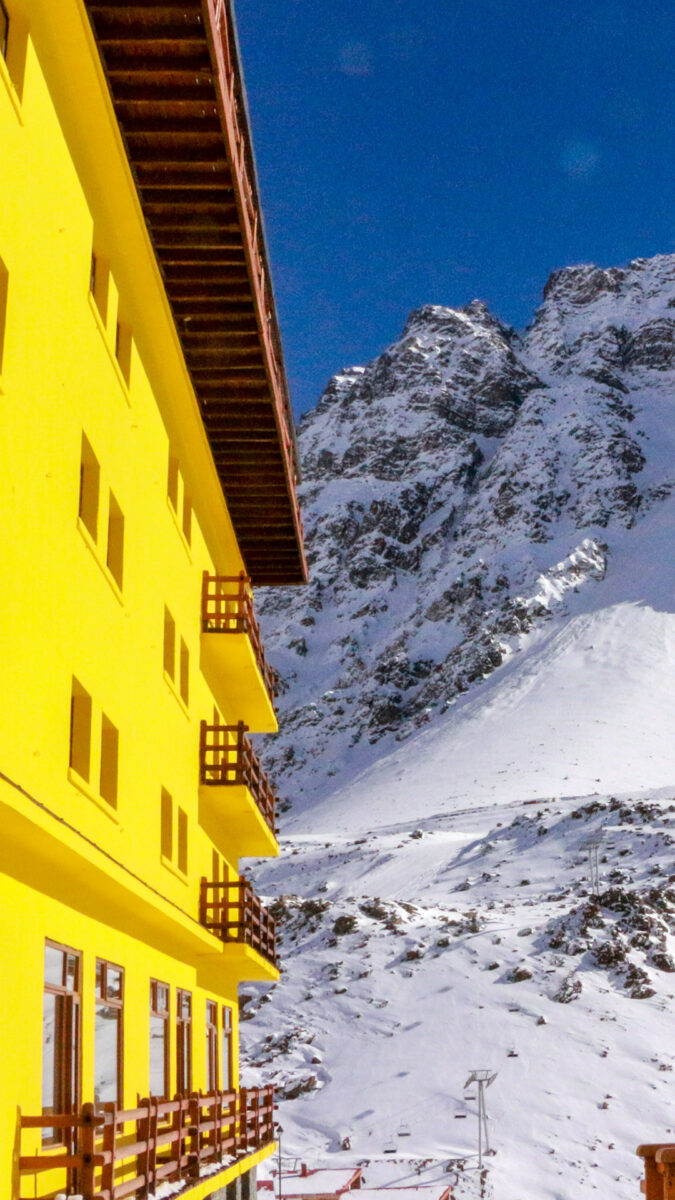 Portillo 2026: guia da estação de esqui mais antiga da América do Sul 6 vista para a montanha da varanda do quarto em Portillo