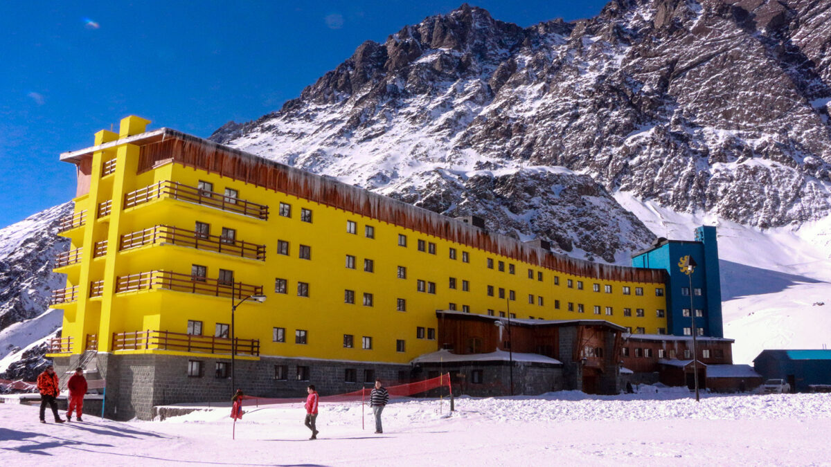 Portillo 2026: guia da estação de esqui mais antiga da América do Sul 3 Fachada do hotel Portillo - entrada