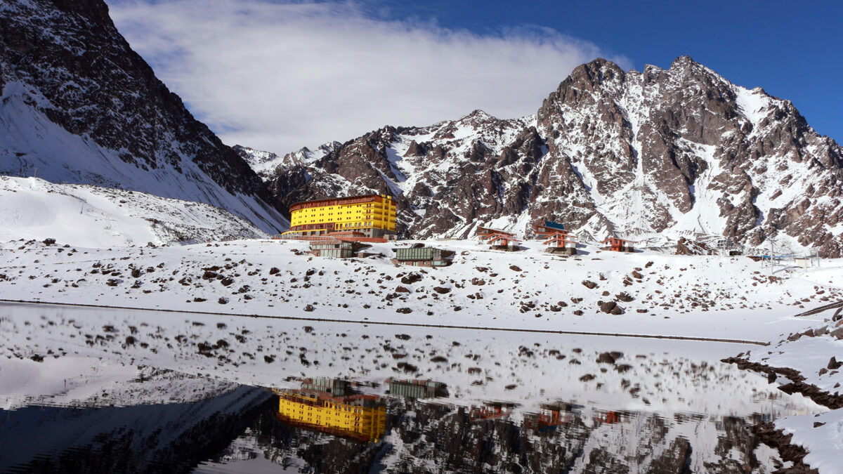 Portillo 2026: guia da estação de esqui mais antiga da América do Sul 12 Fachada amarela do Hotel Portillo diante da Laguna del Inca congelada